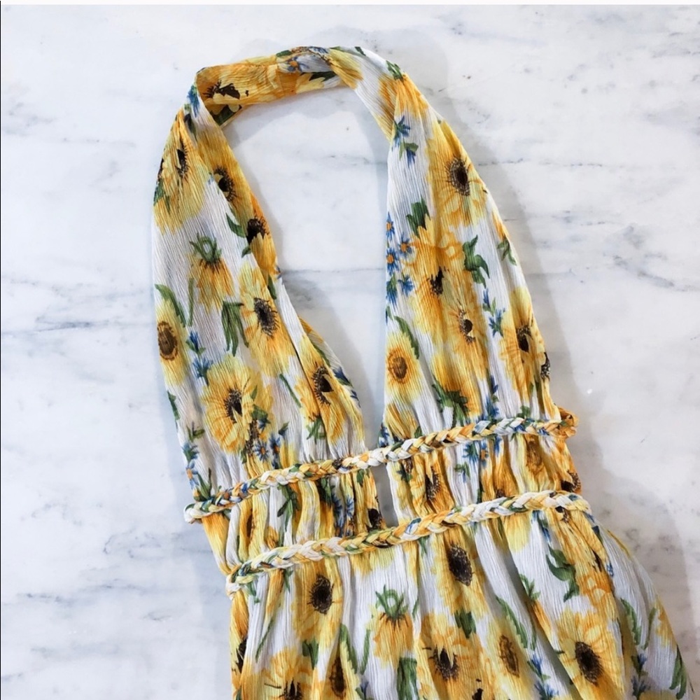 !!WOW!! Beautiful, Unique Floral plunge romper 💛